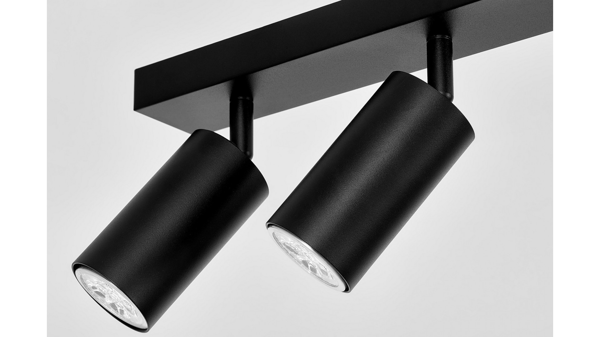 czarna lampa sufitowa spot z czterema reflektorami regulowanymi na listwie detal wykonania producent lampit nowoczesny model NEO