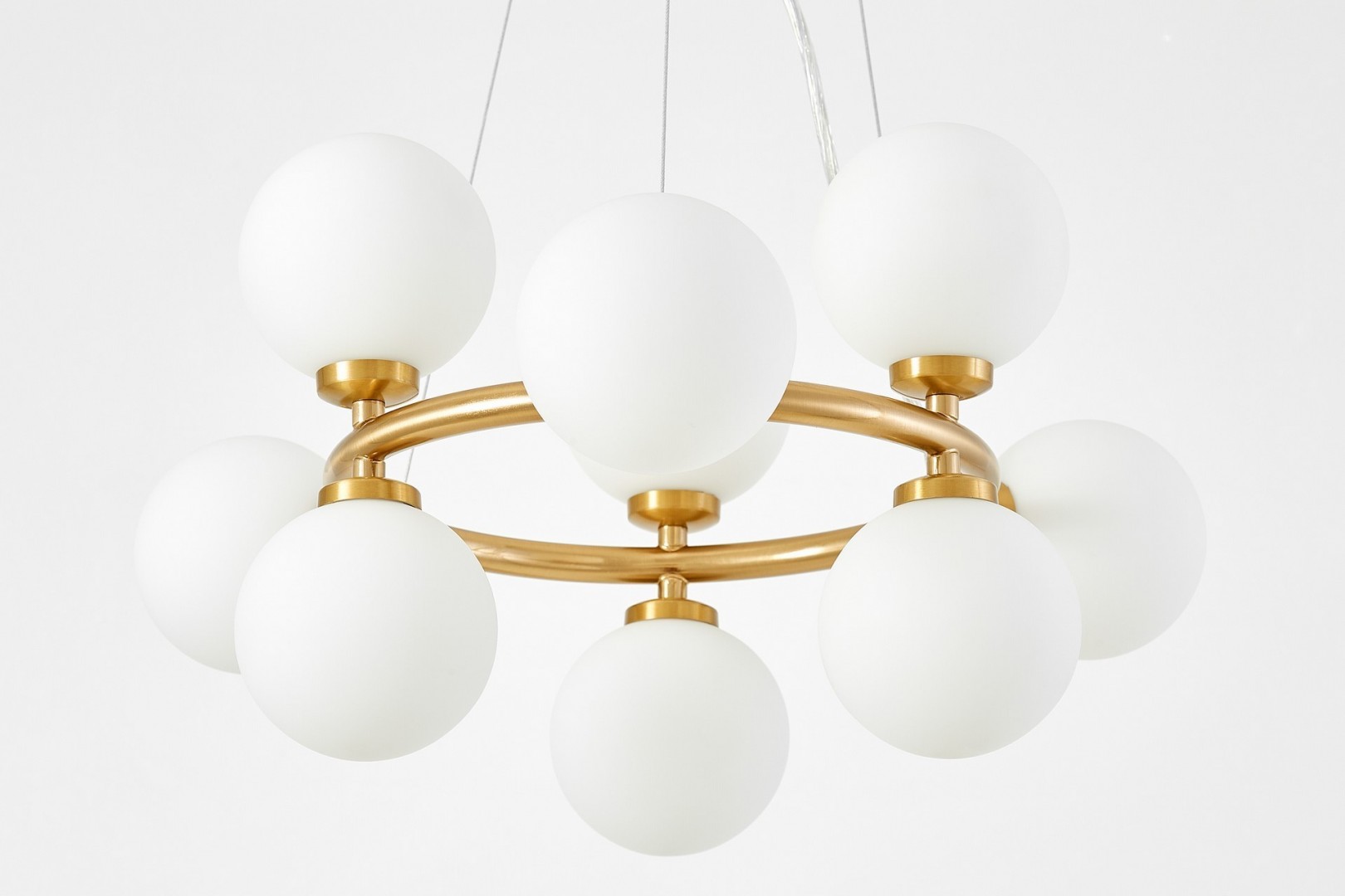 LAMPA WISZĄCA NOWOCZESNA ZŁOTO SZCZOTKOWANE BIAŁE KULE MARSIADA 9 LUMINA DECO