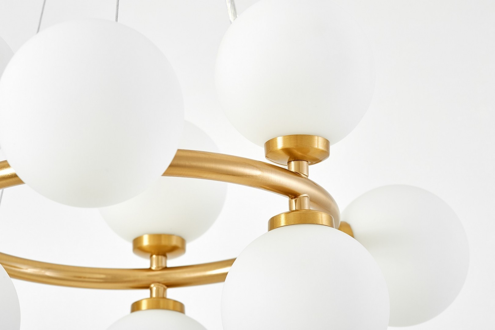 LAMPA WISZĄCA NOWOCZESNA ZŁOTO SZCZOTKOWANE BIAŁE KULE MARSIADA 9 LUMINA DECO