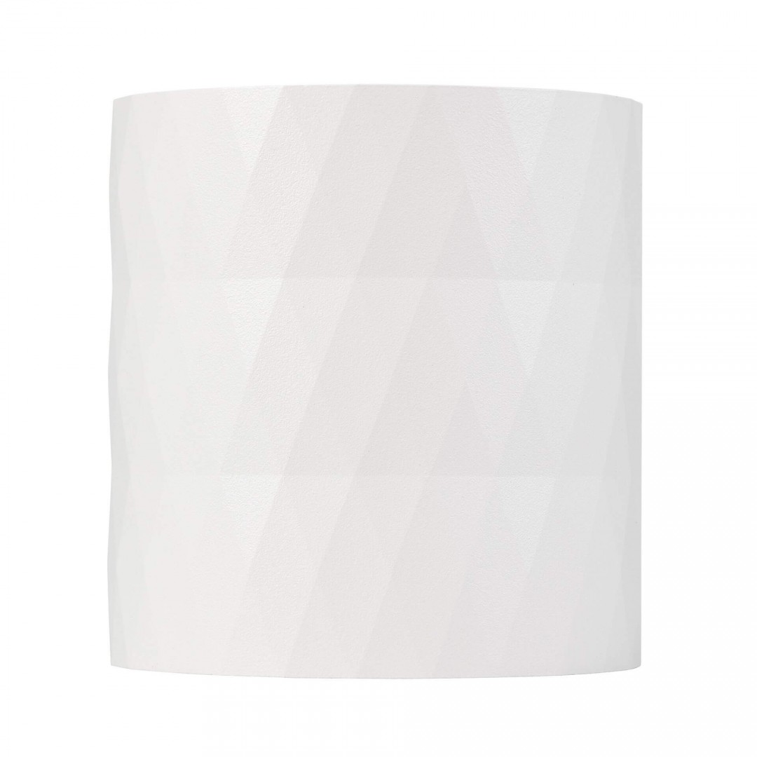 Biała oprawa sufitowa z geometryczną, diamentową strukturą – nowoczesny design.