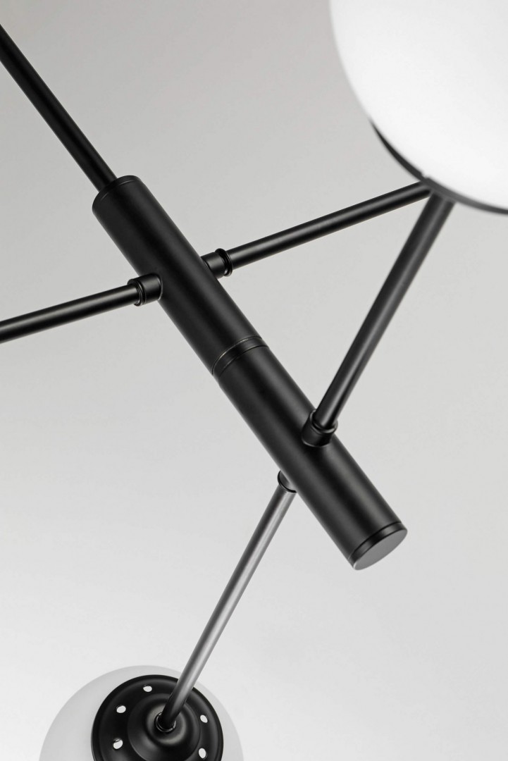 Metalowe ramię czarnej lampy wiszącej z precyzyjnymi łączeniami w stylu modern
