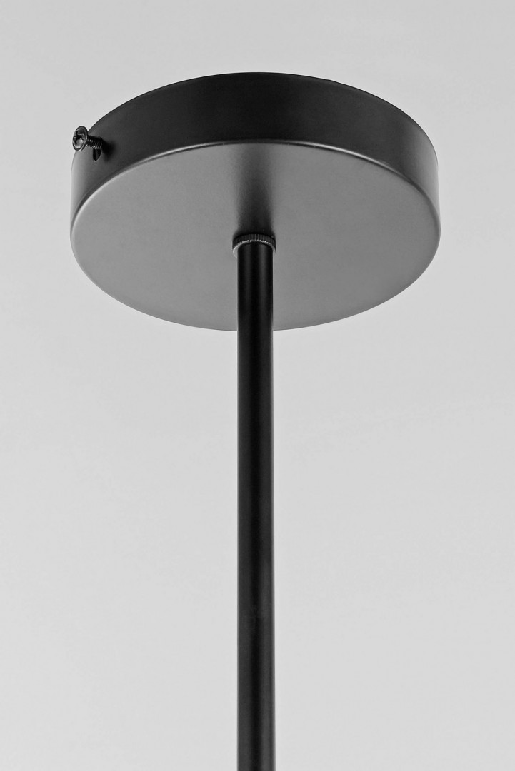 Czarna okrągła podsufitka nowoczesnej lampy wiszącej w stylu minimalistycznym