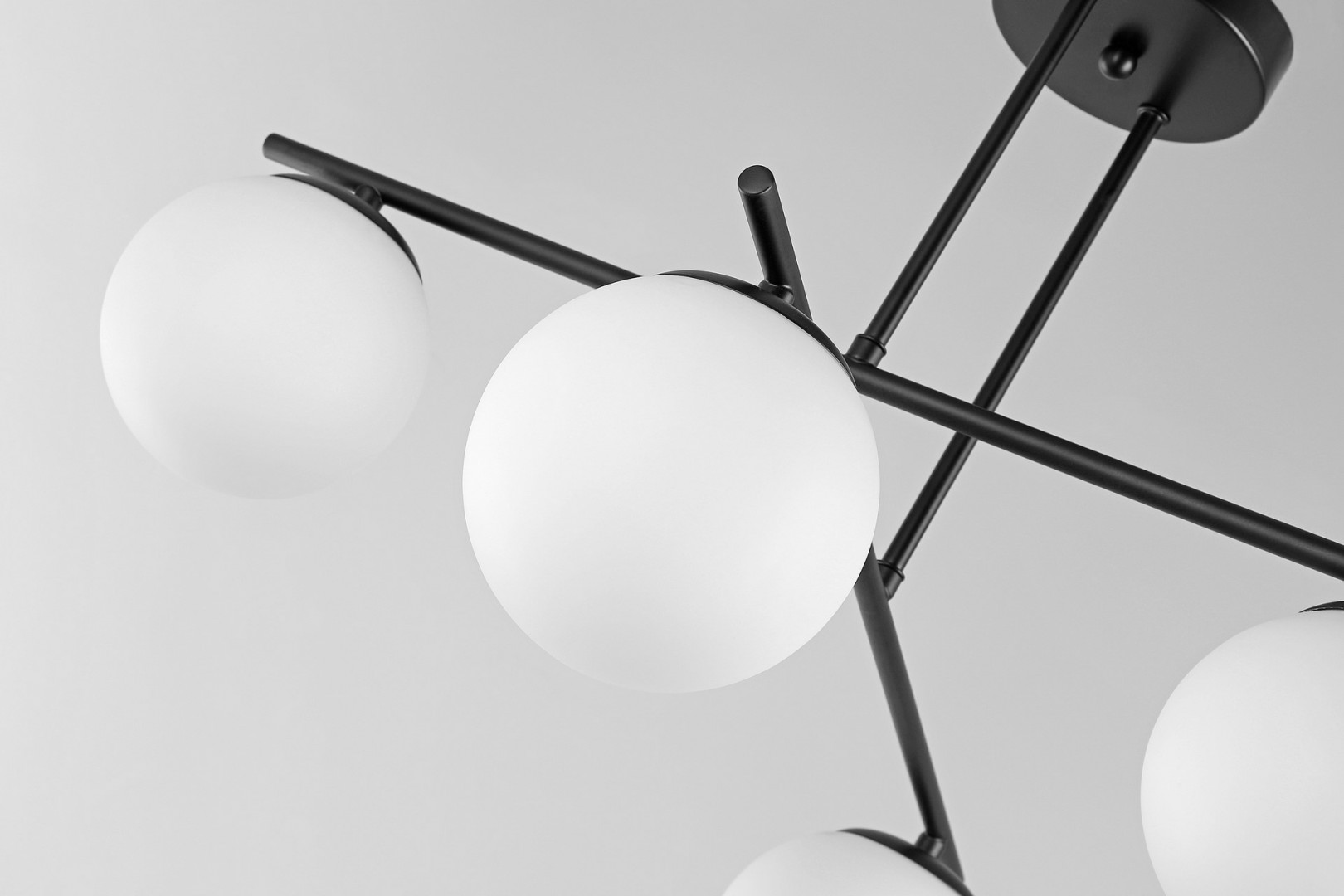czarna lampa wisząca Ledo od marki Lampit z matowymi kulami idealna jako oświetlenie do salonu lub sypialni