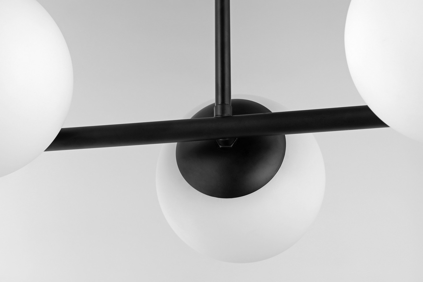 detal lampy sufitowej Lampit w wersji Ledo 3 z matowymi kulami i czarnym łącznikiem