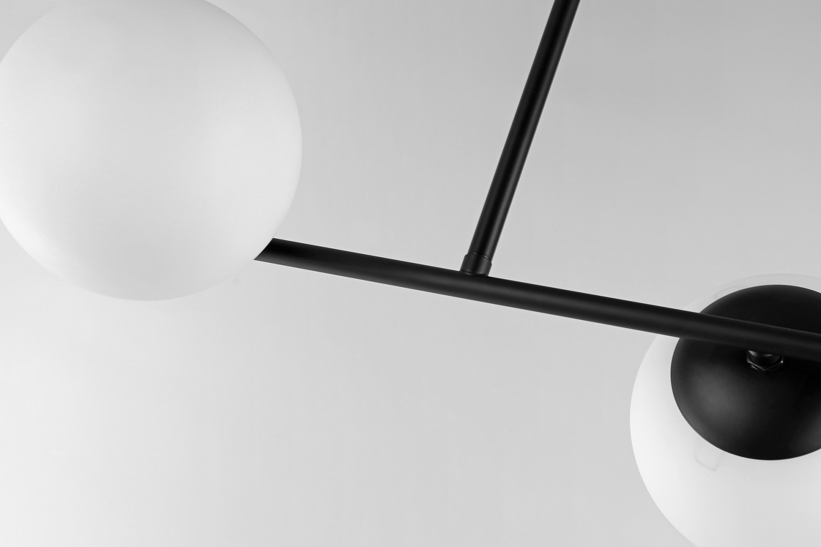 czarna lampa sufitowa z kulistymi kloszami oświetlenie do gabinetu minimalistyczna forma nad biurko nowoczesne wnętrze