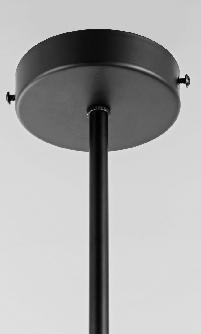 Czarna okrągła podsufitka nowoczesnej lampy wiszącej w stylu minimalistycznym