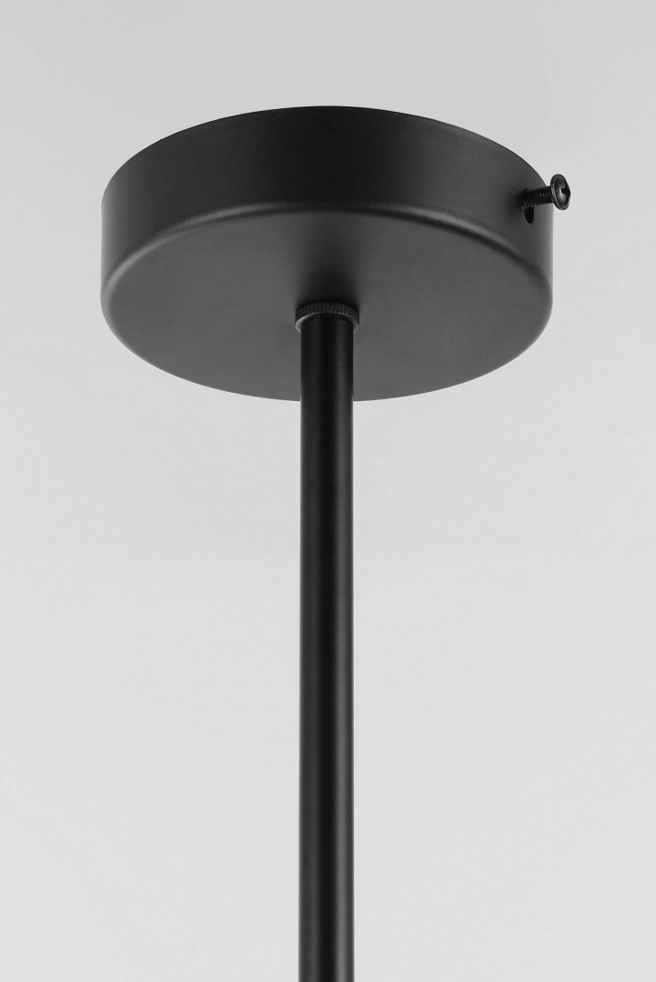 Czarny, minimalistyczny podsufitka lampy sufitowej w stylu modern i loft, z matowym wykończeniem i prostym, pionowym ramieniem.
