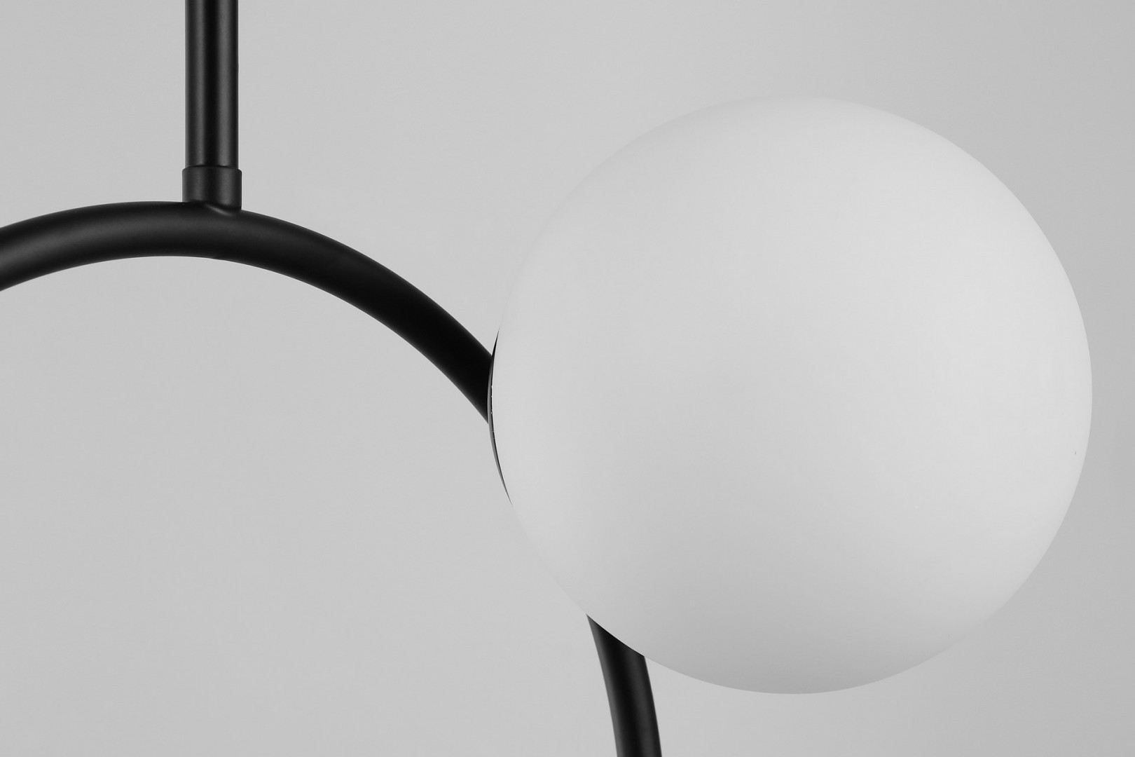 lampa wisząca z kulistymi kloszami na schody nowoczesna forma do wysokiego wnętrza marki Lampit model Ledo W2