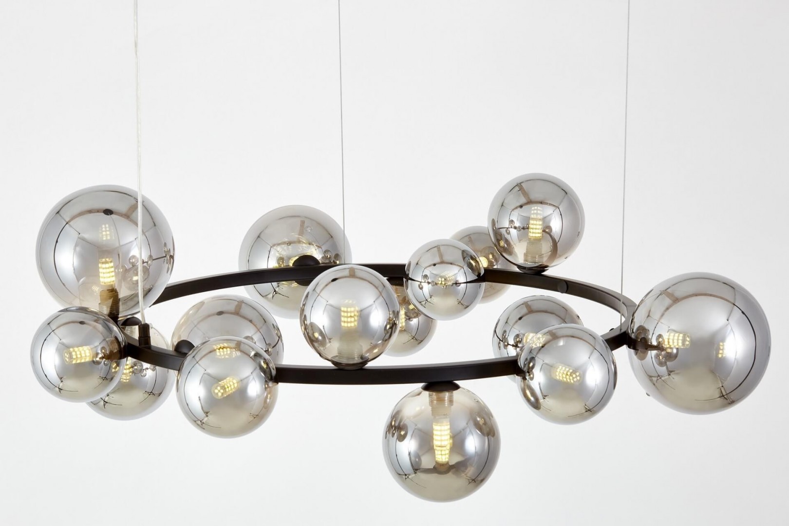 Lampa wisząca z piętnastoma szklanymi kloszami na nowoczesnym okręgu
