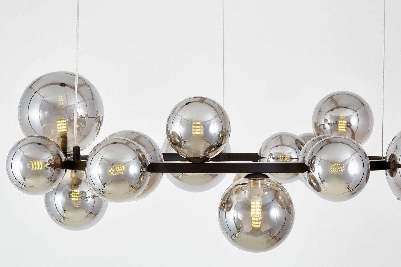 Nowoczesna lampa w detalu pokazującym wykończenie szklanych kloszy