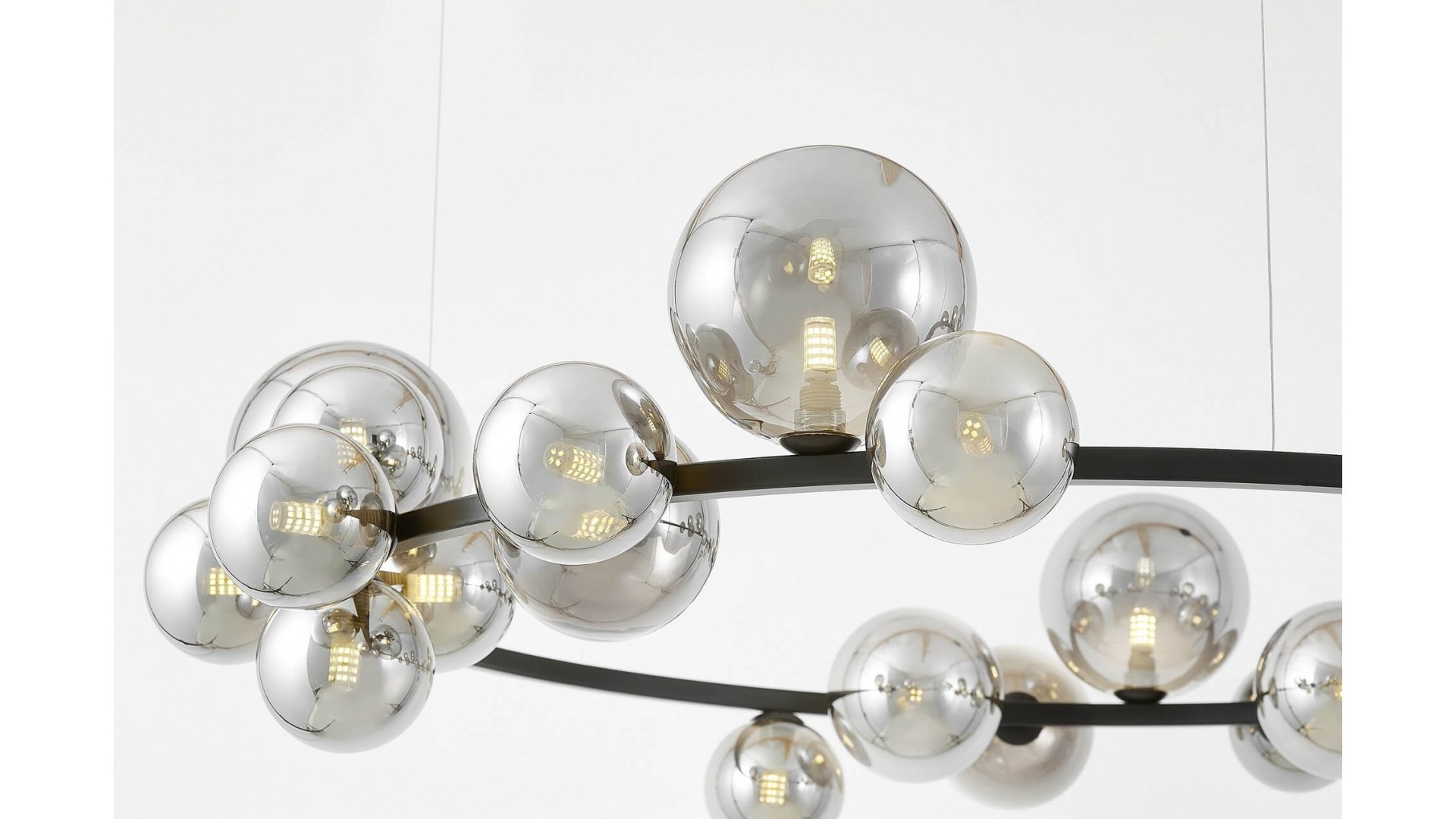 Zbliżenie na dymione szklane kule lampy wiszącej MERIDO W24 Lumina Deco