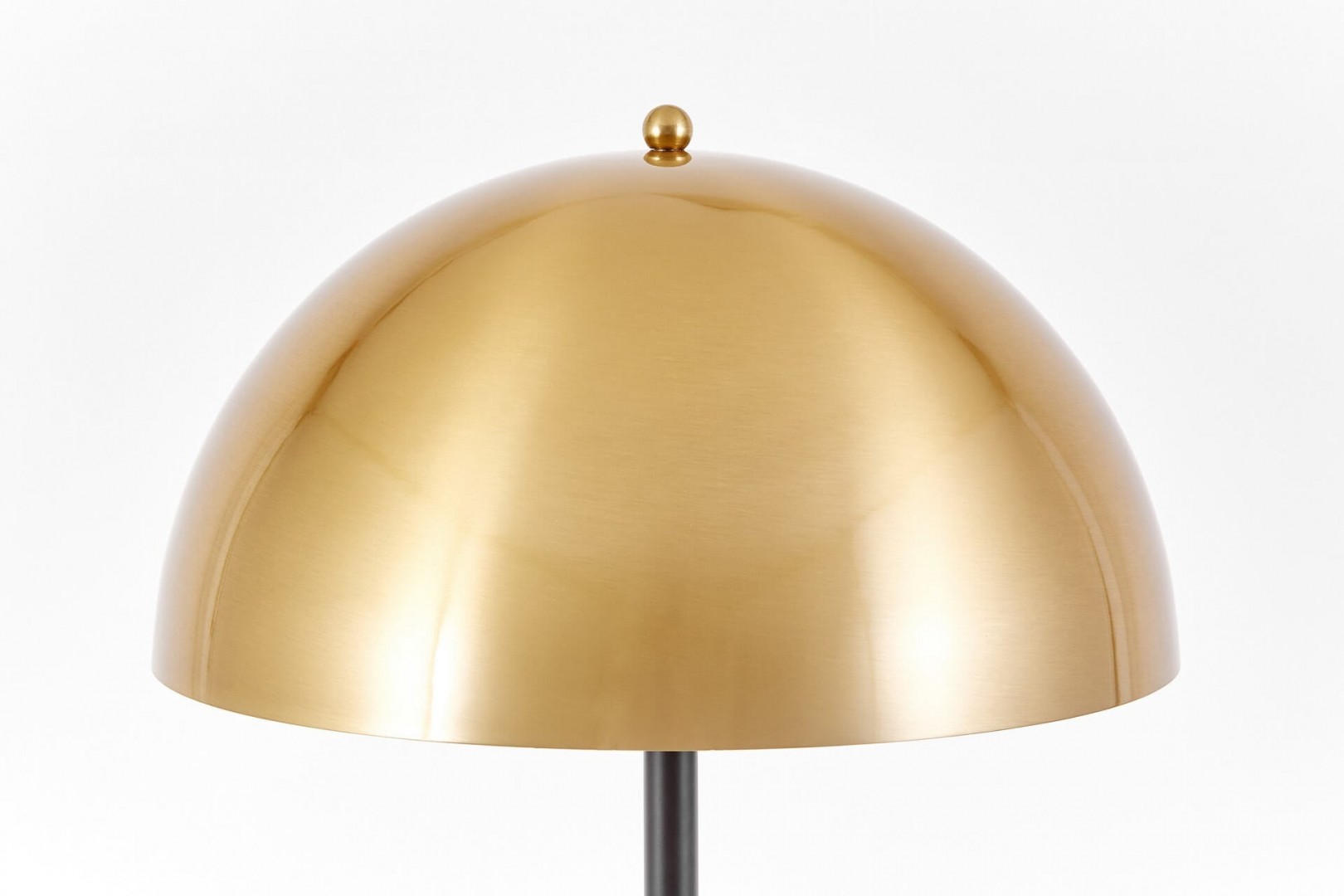 Złoty szczotkowany klosz lampy podłogowej INEA Lumina Deco w zbliżeniu na detal wykończenia
