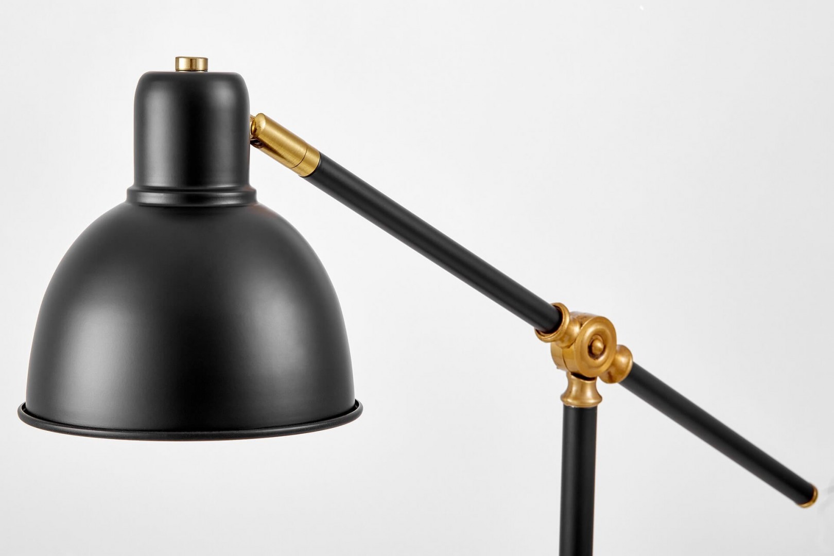 lampa biurkowa czarna złota szczotkowana zula lumina deco zbliżenie klosza i elementów złotych szczotkowanych