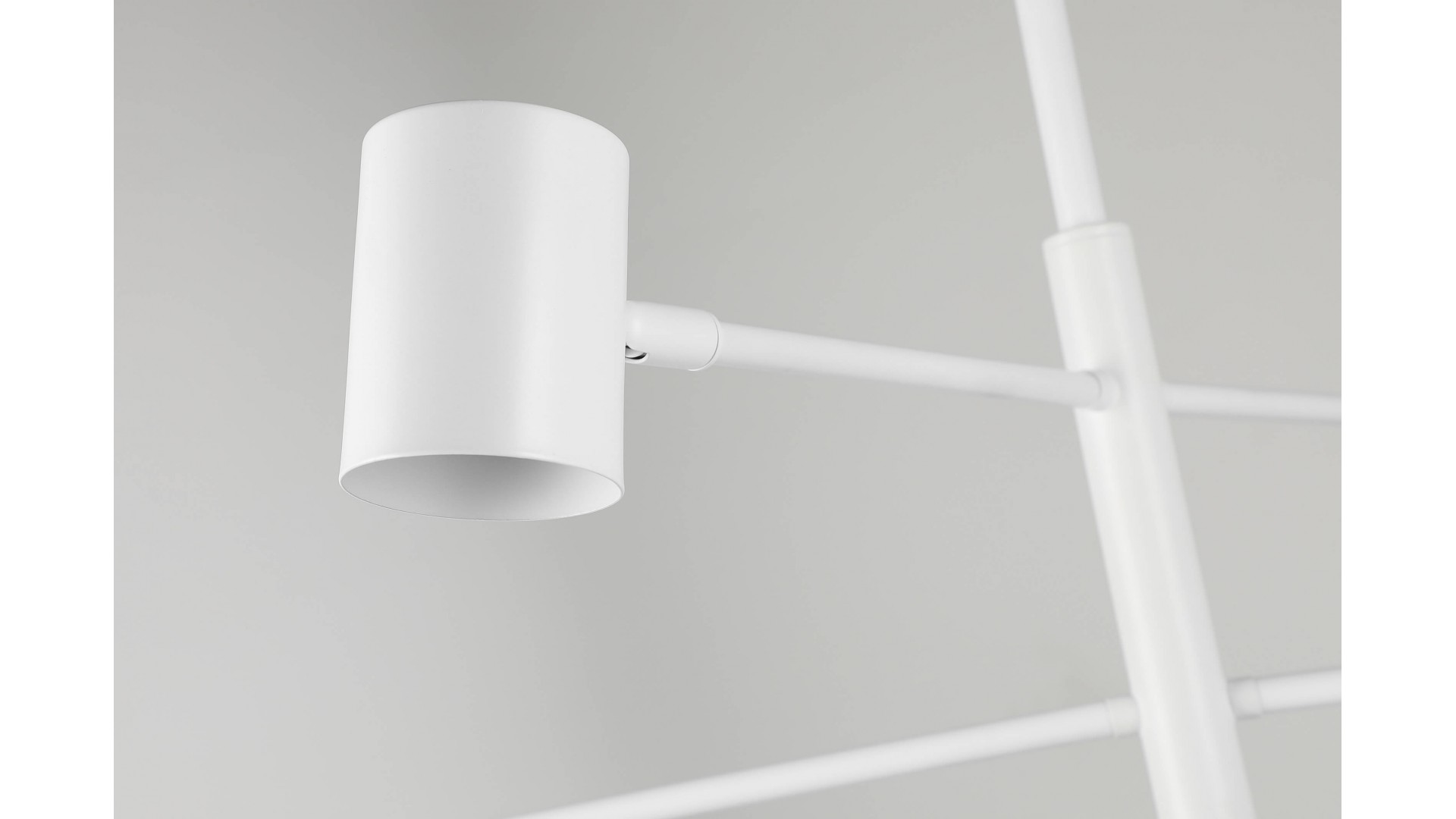 biała lampa sufitowa z regulowanymi reflektorami do salonu nowoczesne oświetlenie wnętrza marki Lampit seria Dora W6