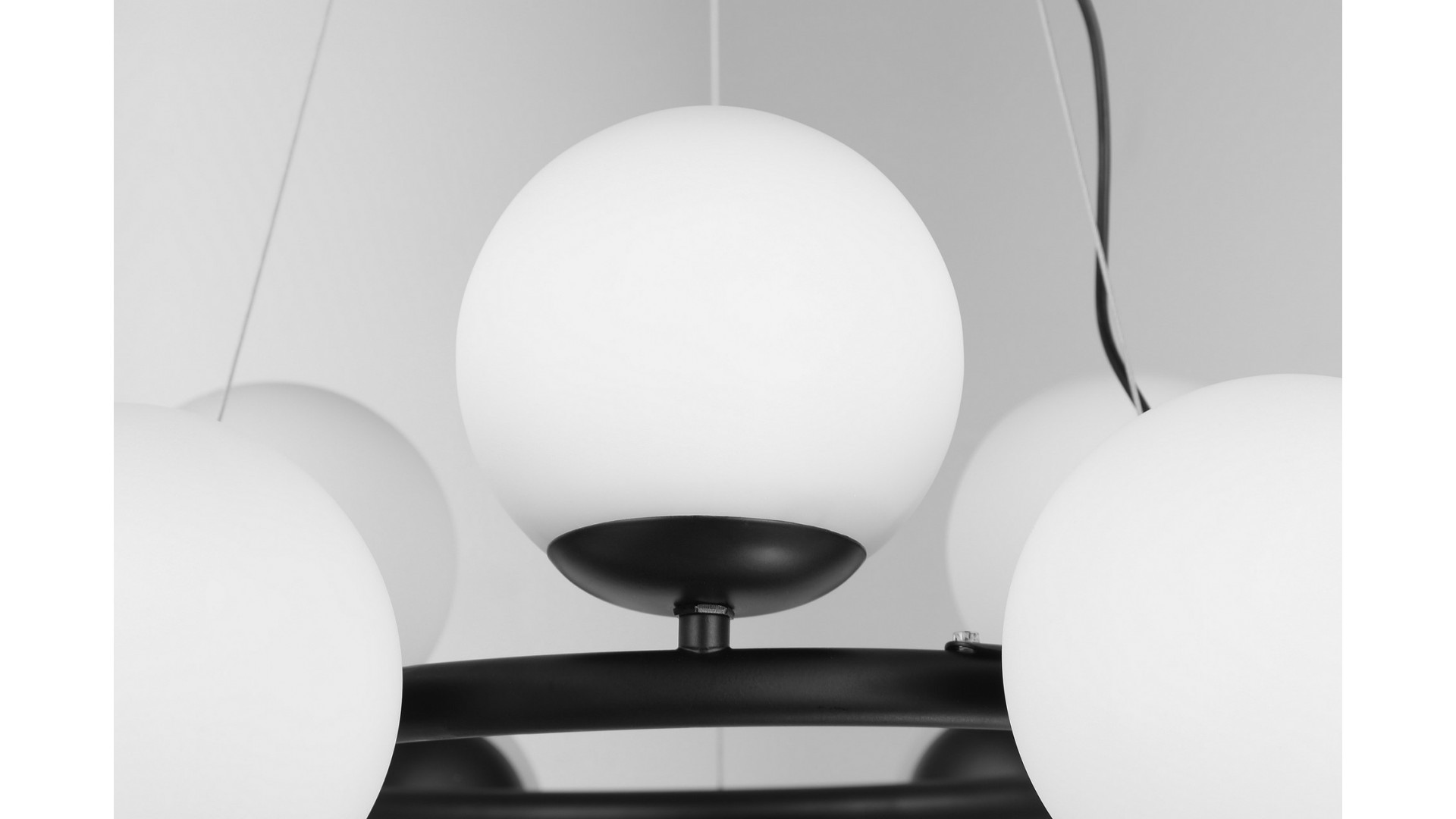 zbliżenie na czarną dużą lampę wiszącą z białymi kulami od Lampit pasującą do wnętrz w stylu modern i nowoczesnym