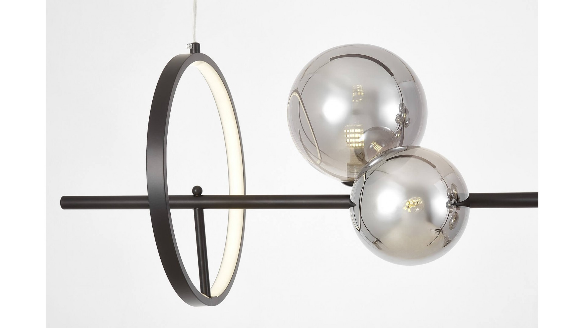 Zbliżenie na pierścień i szklane klosze lampy MERIDO W9 Lumina Deco