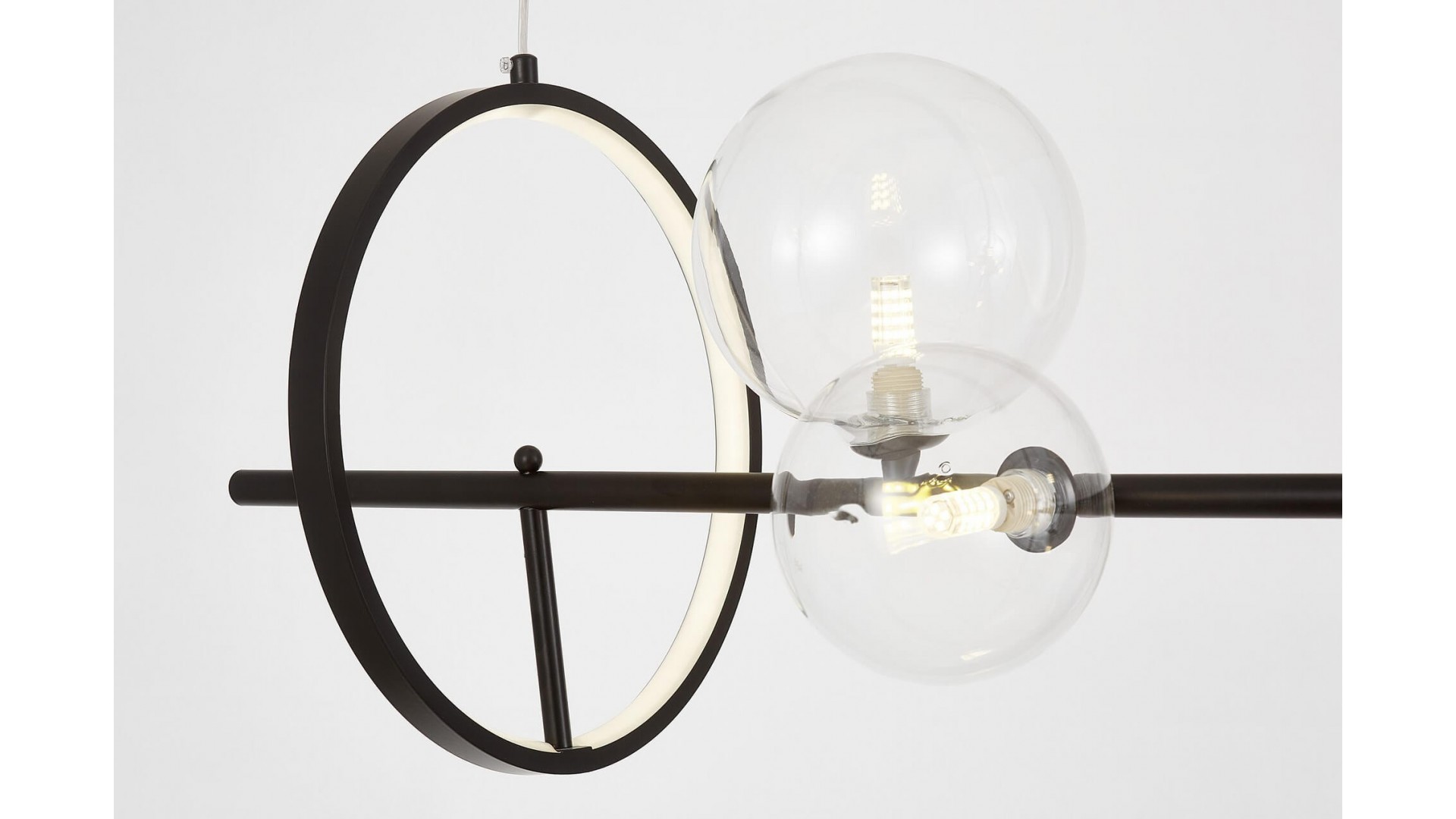 Fragment lampy z pierścieniem i przezroczystym szkłem w stylu modern