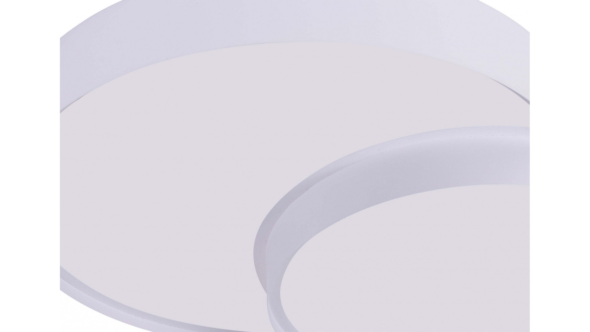 zbliżenie nowoczesnego plafonu LED z okrągłymi panelami i mlecznym kloszem lampa sufitowa od producenta Lampit model Orbo