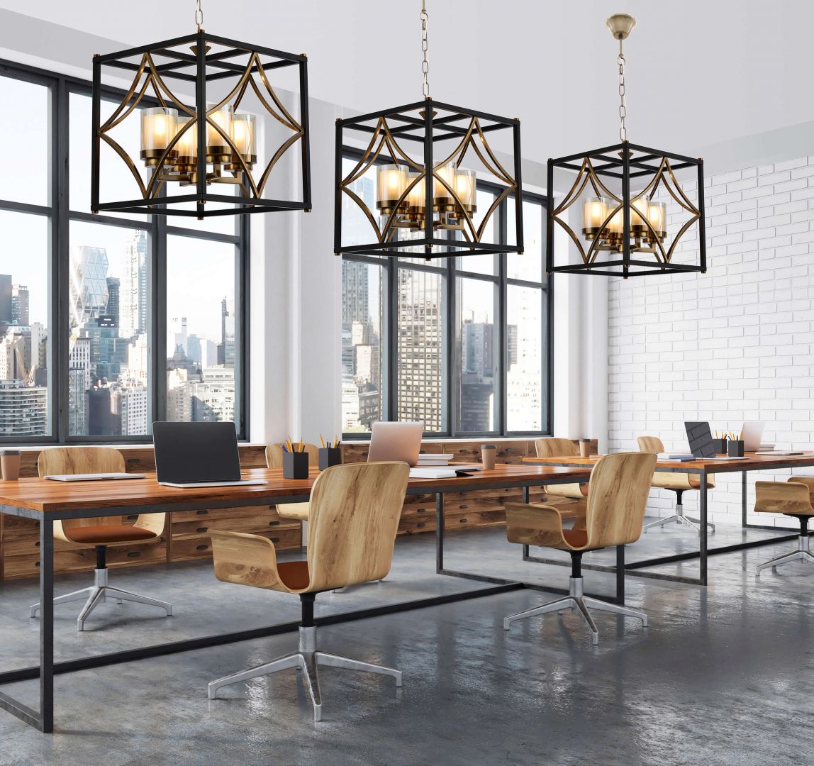 Lampa wisząca z metalową ramą i szklanymi kloszami w aranżacji biurowej