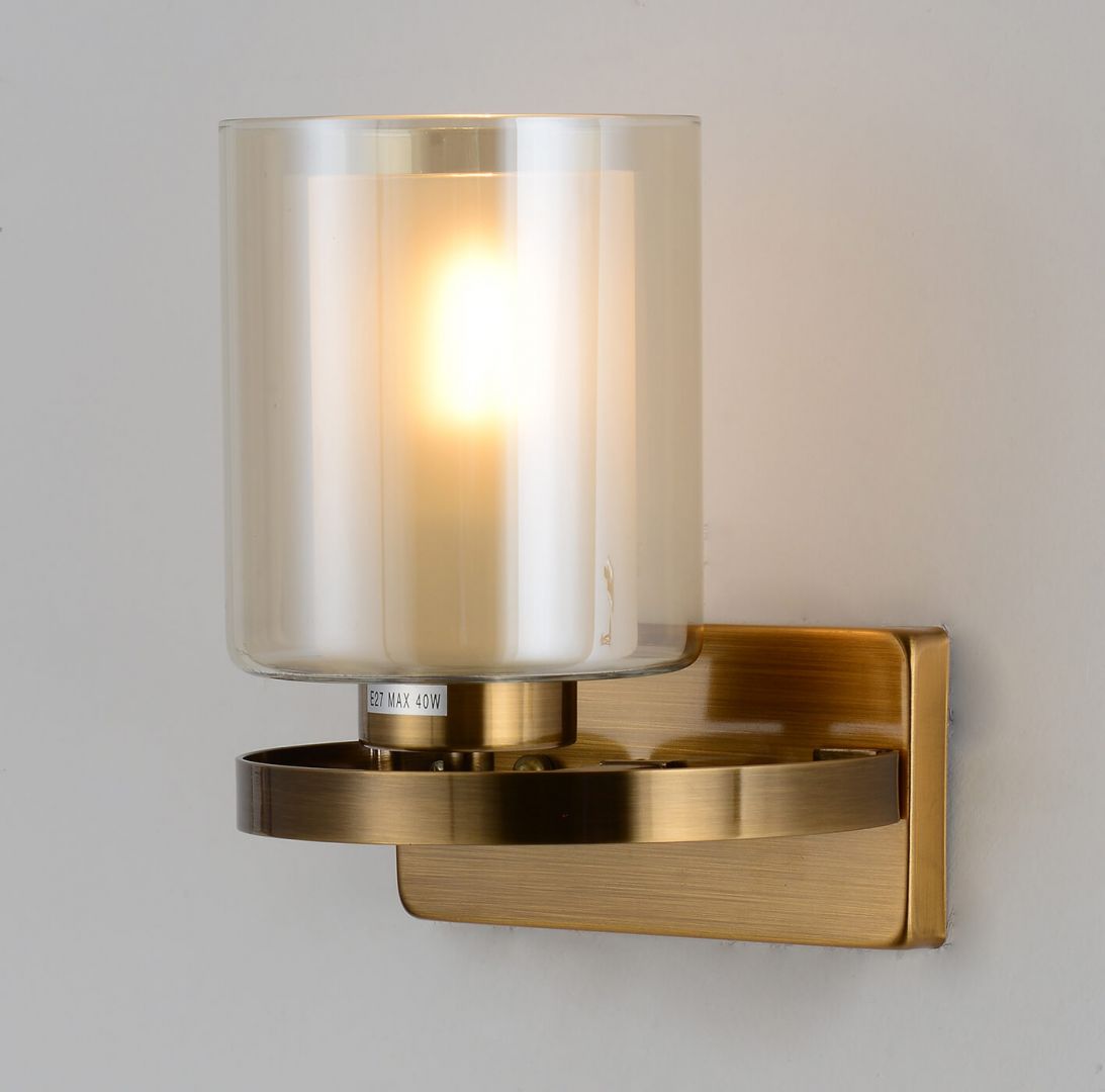 elegancka lampa ścienna złota szczotkowana santini w1 z mlecznym szkłem do nowoczesnych wnętrz