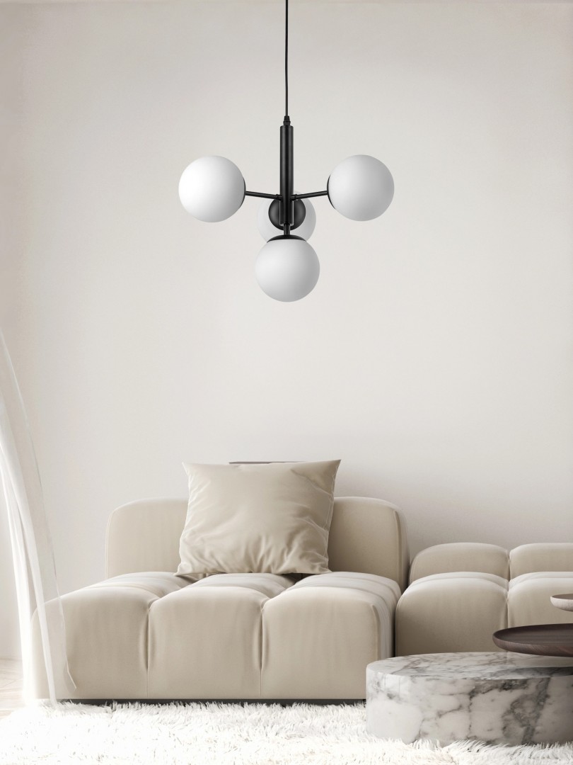 Nowoczesna czarna lampa wisząca z czterema kulistymi kloszami w beżowym salonie