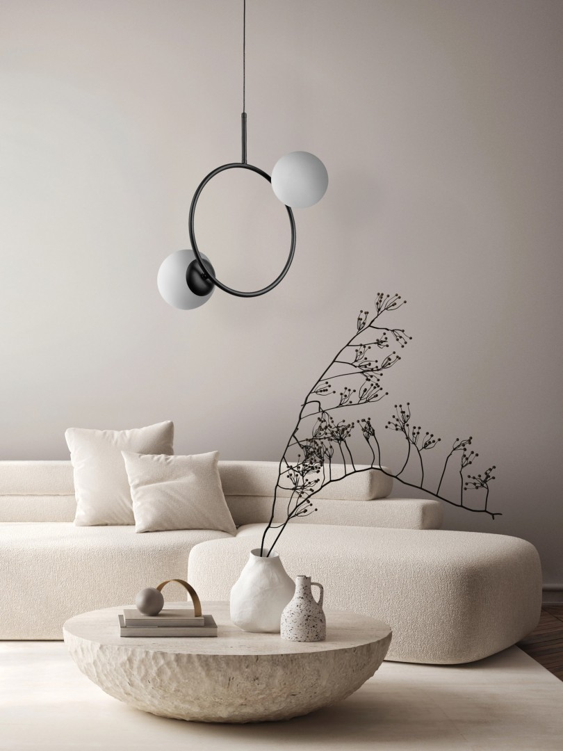 Czarna lampa wisząca z dwoma mlecznymi kulami w designerskim okręgu w nowoczesnym salonie.