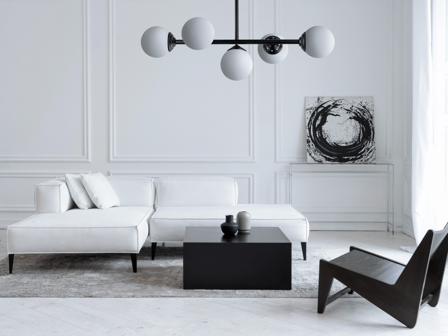 lampa wisząca sufitowa plafon czarna z pięcioma kulami szkło mleczne FINO 5 od Lampit nad białą sofą w salonie
