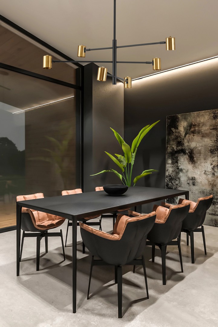 Geometryczna lampa sufitowa z czarną konstrukcją i złotymi cylindrycznymi kloszami, elegancka, nowoczesna, designerska