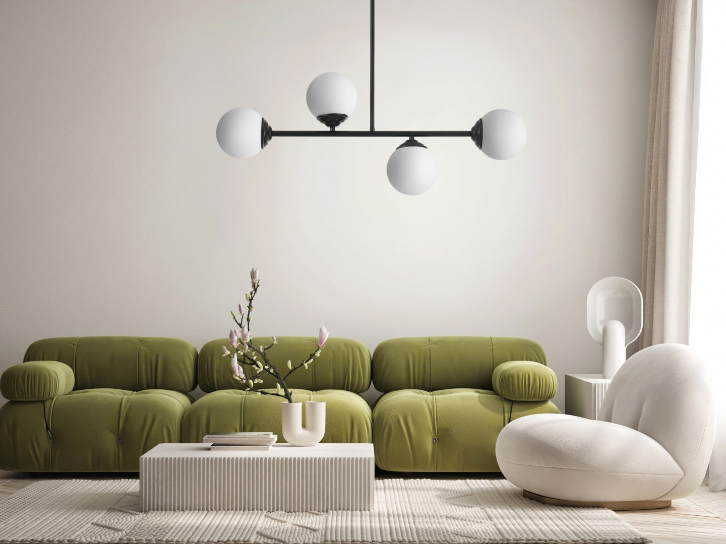 Lampa z czarnym, minimalistycznym stelażem i czterema białymi, kulistymi kloszami, tworzy nowoczesną atmosferę w salonie.