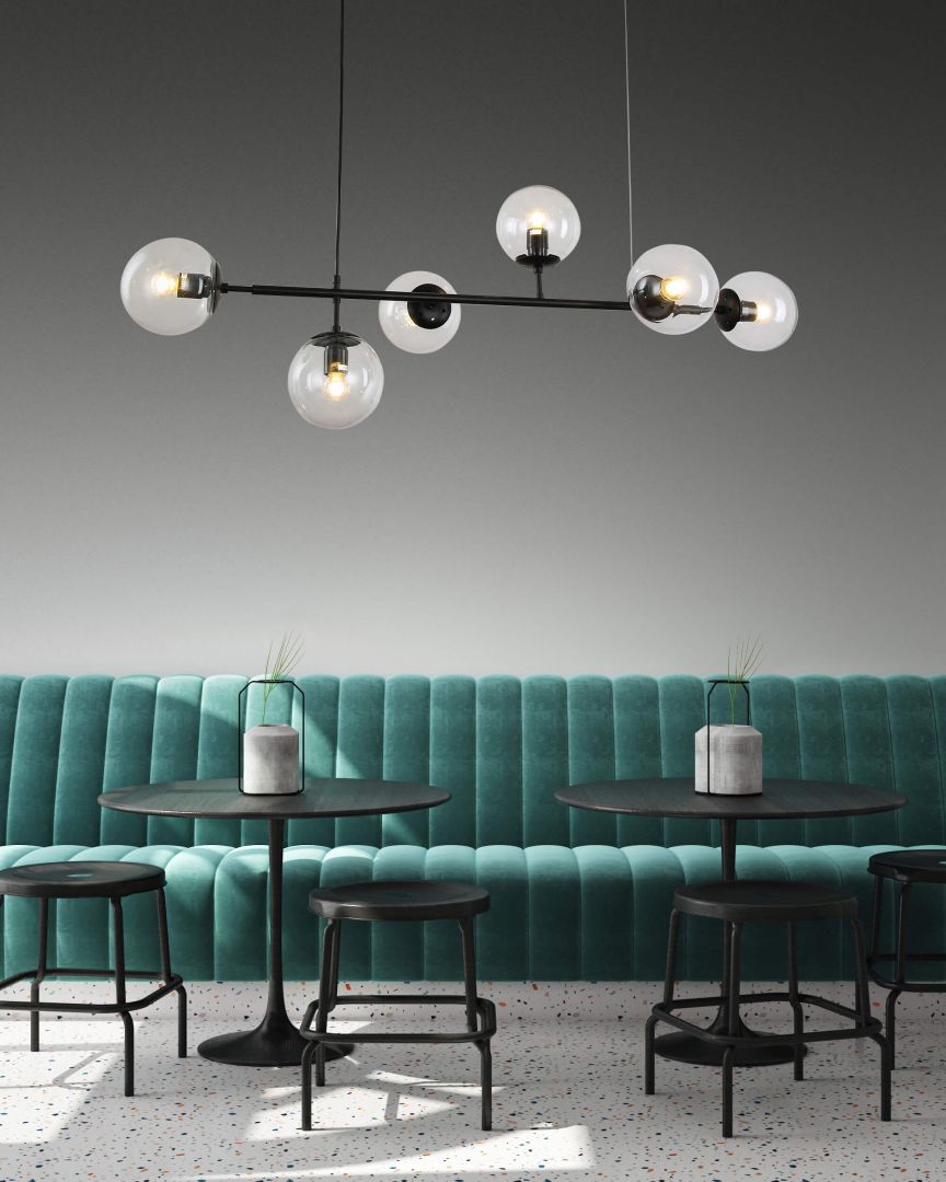 aranżacja wnętrza z czarną lampą Ceredo W6 zawieszoną nad stołem Lumina Deco