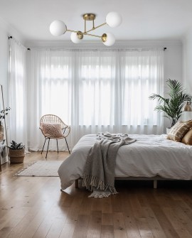 LAMPA WISZĄCA SUFITOWA ŻYRANDOL NOWOCZESNA ZŁOTO SZCZOTKOWANE BIAŁE KULE FINO 4 LED