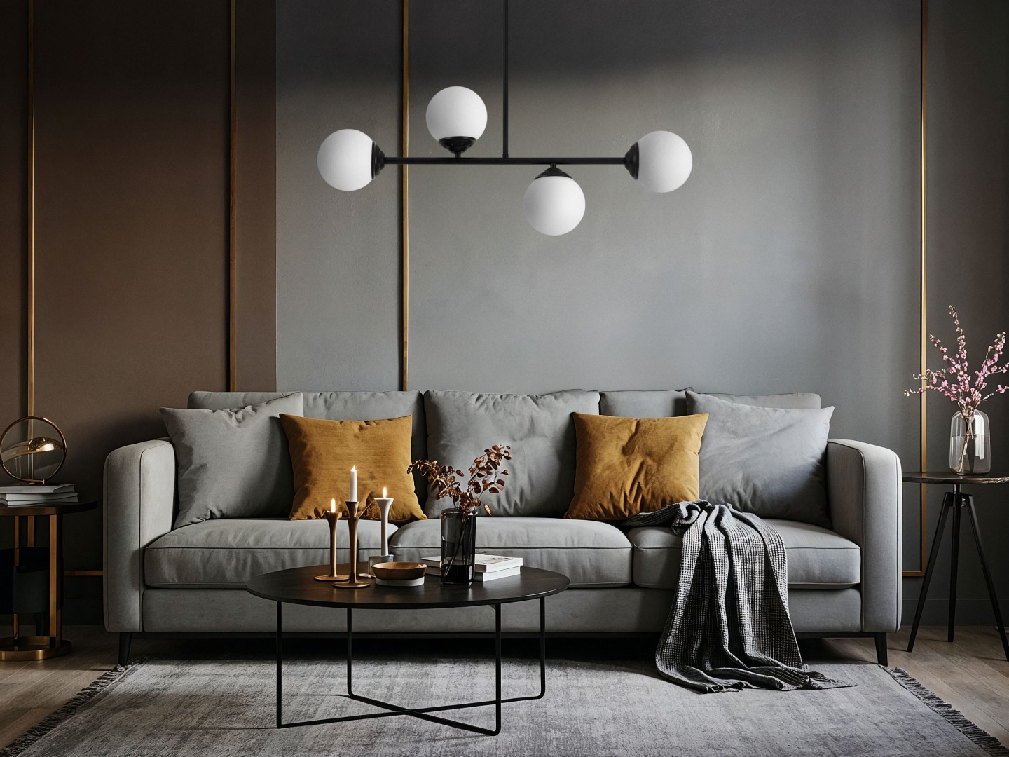 Elegancka lampa wisząca z czterema kulistymi, białymi kloszami na czarnym stelażu, idealna do nowoczesnych wnętrz