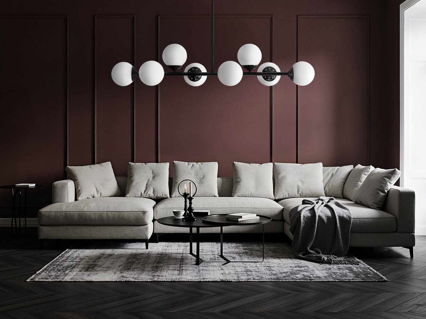 lampa sufitowa czarna z kulistymi kloszami nad jasną sofą i stolikiem w salonie Lampit seria FINO 8 LED