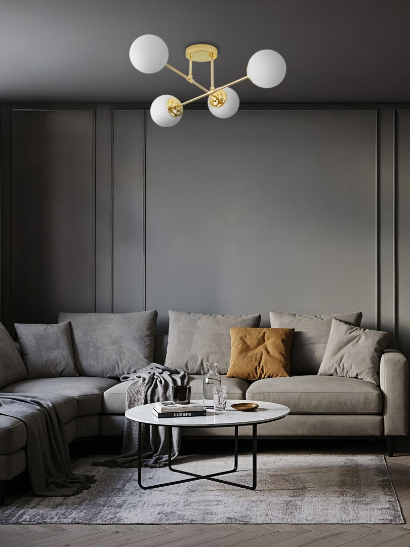 Lampa sufitowa Fino 4 złoto z białymi kulami w aranżacji salonu w stylu nowoczesnym