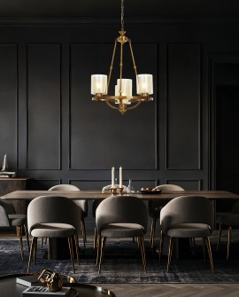 Mosiężna lampa Santini W4 Lumina Deco nad stołem w ciemnej jadalni, loftowe oświetlenie w stylu industrialnym