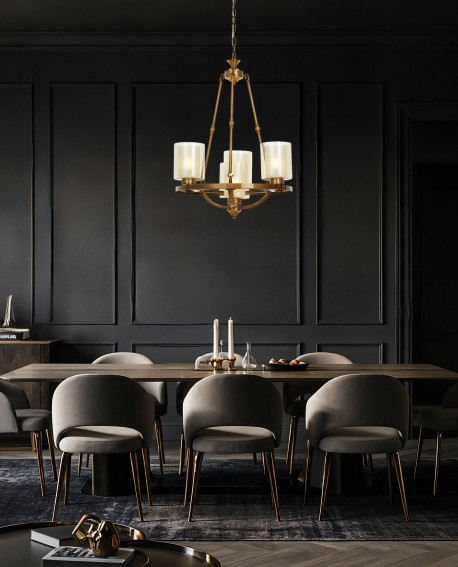 Mosiężna lampa Santini W4 Lumina Deco nad stołem w ciemnej jadalni, loftowe oświetlenie w stylu industrialnym