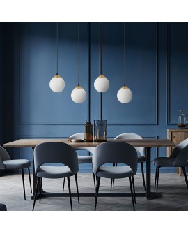 Cztery nowoczesne, wiszące lampy Fino W1 z mlecznymi kulami i szczotkowanym, złotym wykończeniem w nowoczesnym wnętrzu.