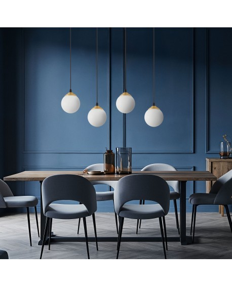 Cztery nowoczesne, wiszące lampy Fino W1 z mlecznymi kulami i szczotkowanym, złotym wykończeniem w nowoczesnym wnętrzu.
