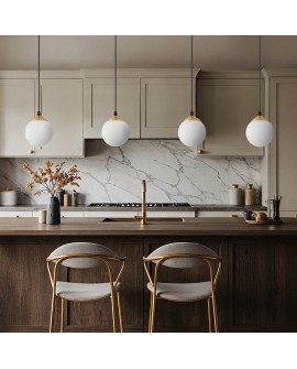 Lampa Fino W1 wisząca z białą szklaną kulą i szczotkowanym złotym wykończeniem, eleganckie oświetlenie do nowoczesnej kuchni.