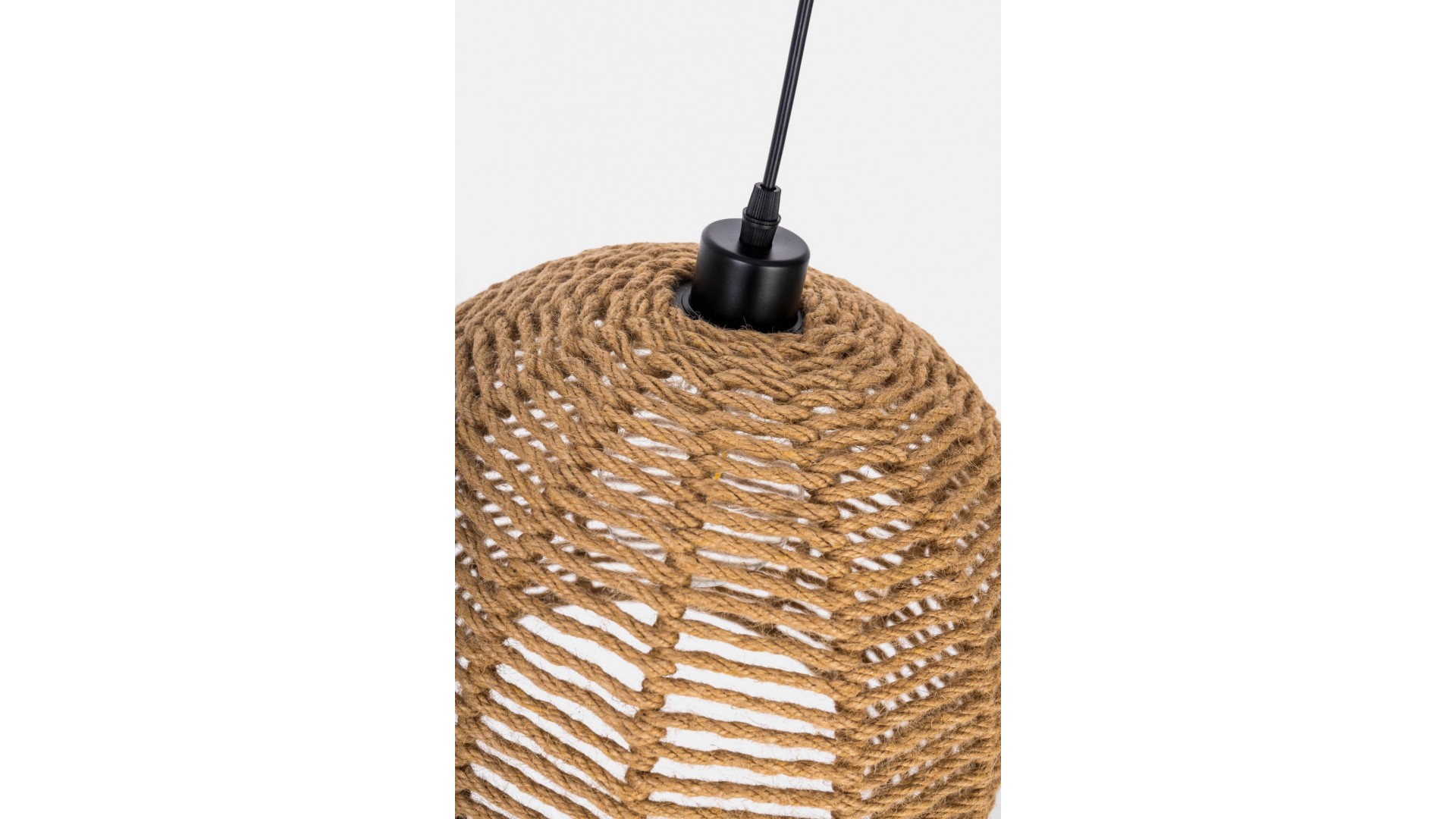 Górna część plecionego klosza lampy wiszącej BOHO z czarną podsufitką Lampit