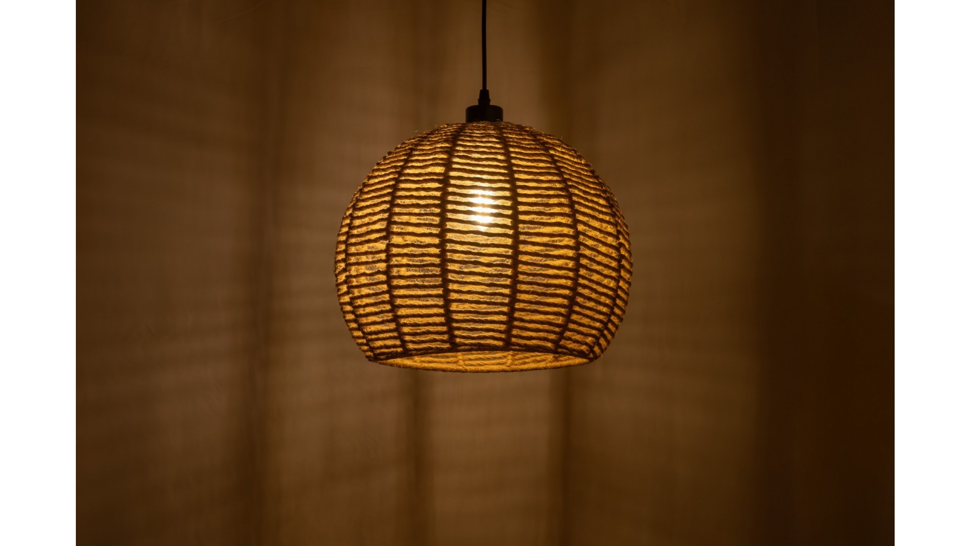Lampa wisząca z ażurowym kloszem BOHO Lampit rozjaśniająca ściany i sufit ciepłym światłem