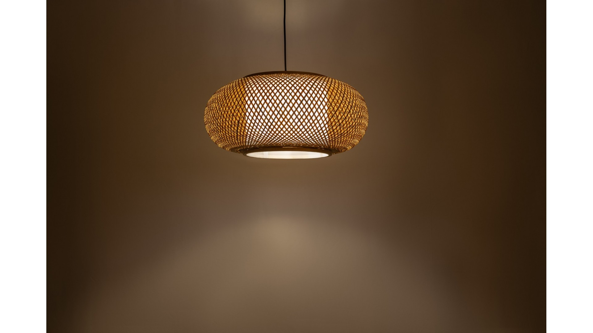 Pleciona lampa wisząca Lampit z bambusa do wnętrza w stylu Boho