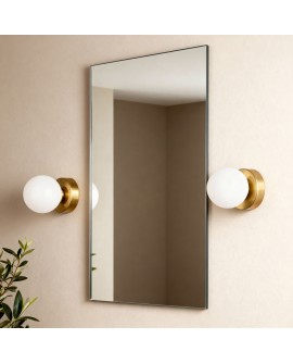 nowoczesny kinkiet ścienny złoty szczotkowany z białą kulą do sypialni Marsiada elegancka lampa W1 od Lumina Deco