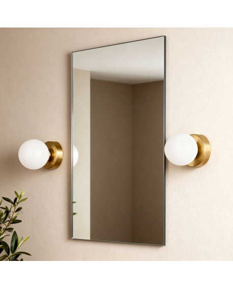 kinkiet ścienny nowoczesny mosiężny z białym kloszem kula do łazienki Marsiada stylowa lampa W1 marki Lumina Deco