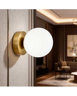 nowoczesny kinkiet ścienny złoty szczotkowany z białą kulą do sypialni Marsiada elegancka lampa W1 od Lumina Deco