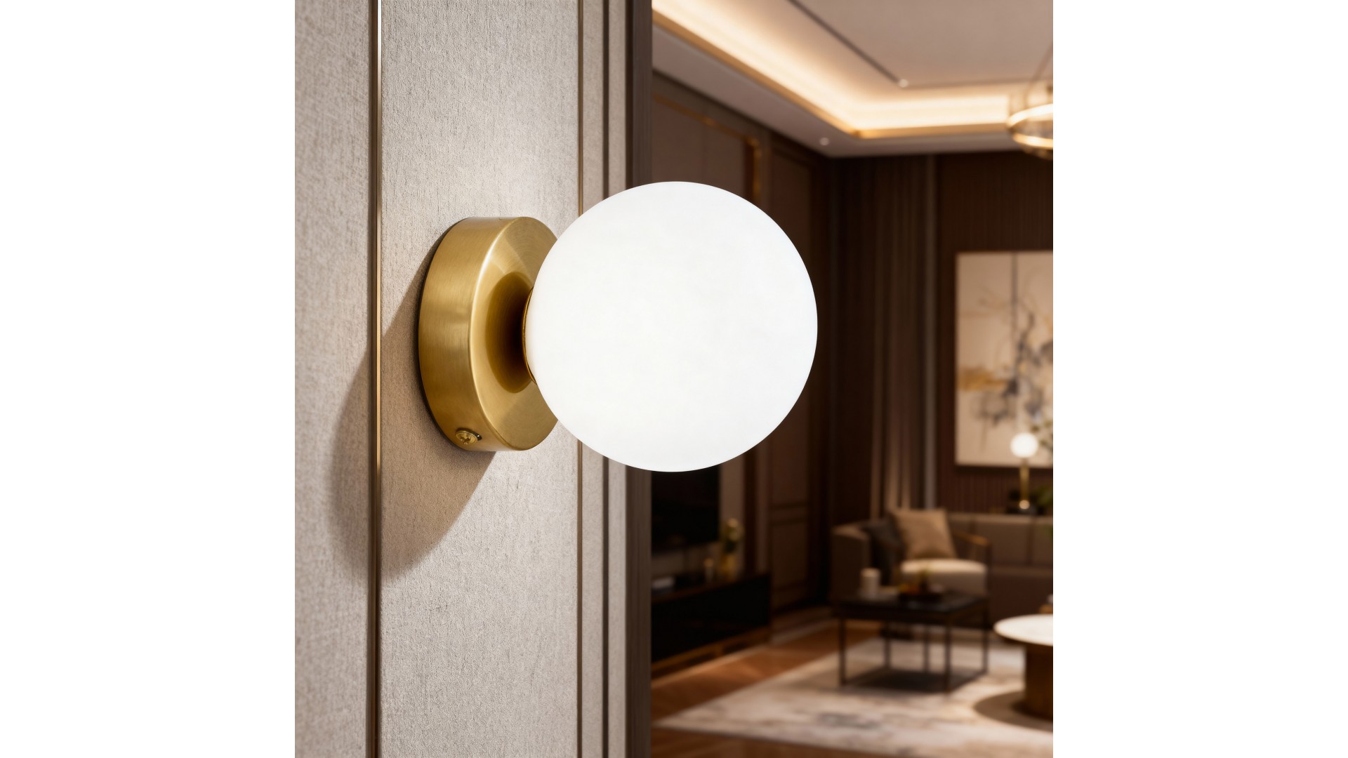 kinkiet ścienny złoty szczotkowany z białą kulą do salonu Marsiada elegancka lampa W1 od producenta Lumina Deco