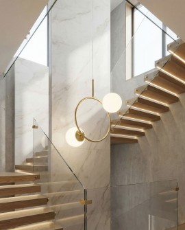 złota lampa wisząca sufitowa z dwiema białymi kulami LED nad schody nowoczesne oświetlenie producent Lampit delikatny wariant