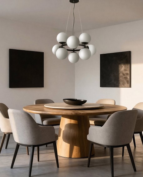 Lampa wisząca z dziewięcioma kulistymi kloszami z mlecznego szkła, zawieszona na czarnym stelażu, idealna do nowoczesnych wnętrz