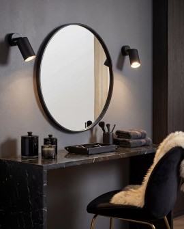 czarny kinkiet ścienny z regulowaną tubą przy lustrze w toaletce nowoczesne oświetlenie punktowe do sypialni i garderoby