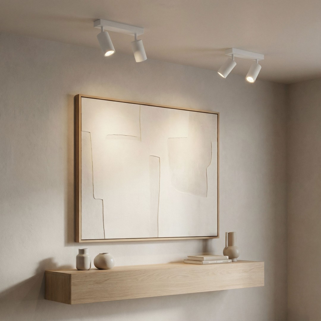 biała lampa sufitowa spot z dwiema regulowanymi tubami nad obrazem nowoczesne oświetlenie punktowe producent Lampit model Neo W2